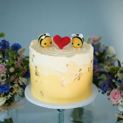 bees-on-wedding-cake